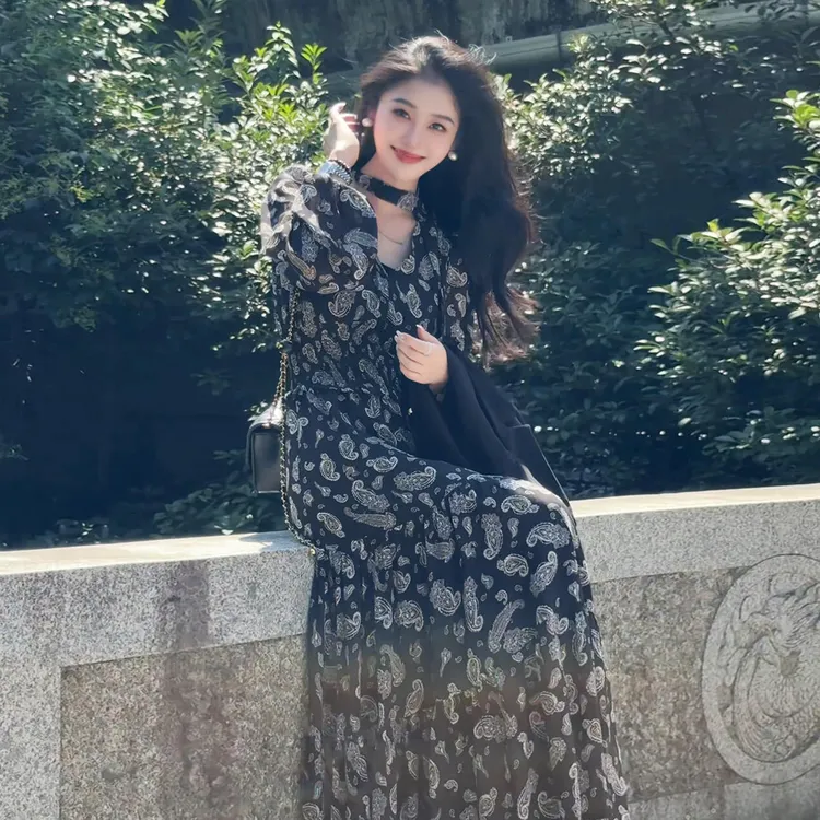 韩系洋气碎花长袖连衣裙女装秋冬季2025新款设计感高腰显瘦长裙子