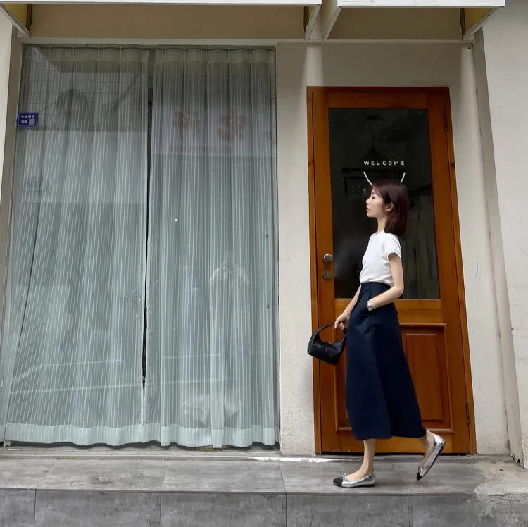 【小未来】柔软亲肤圆领白色上衣女藏青色高腰半身裙显瘦小个子套装