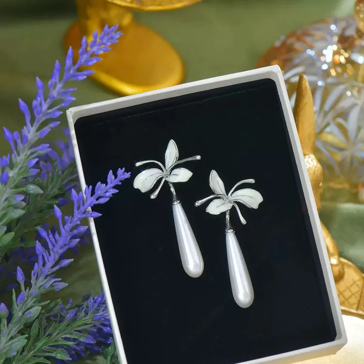 铜合金耳饰 清冷感白兰花设计感长款水滴珠珠气质高级感耳钉