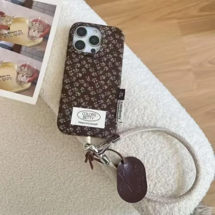 复古趣味绒布小碎花手绳皮标适用iPhone17pro手机壳苹果16pro新15