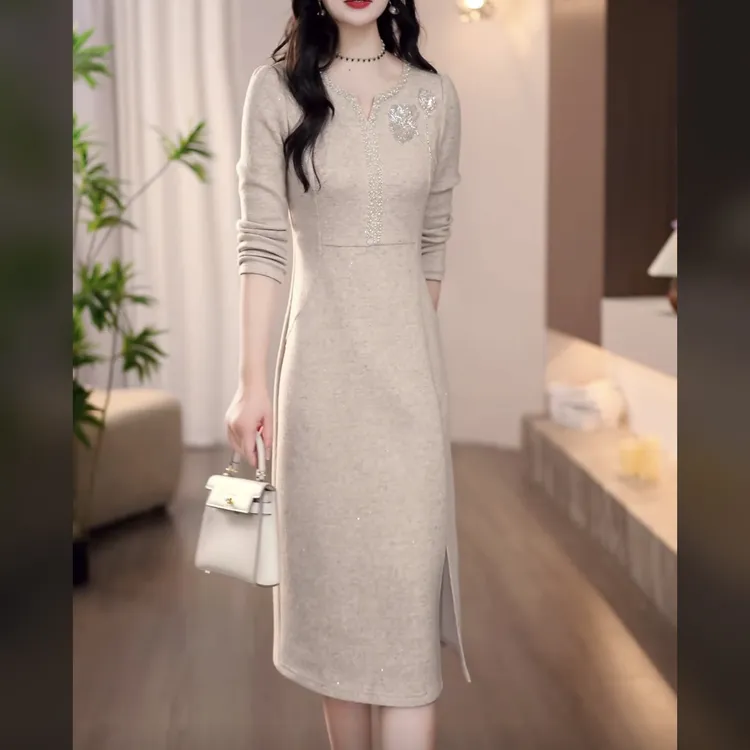 【连衣裙】2025冬季新款米杏色肩部绣花精致气质优雅设计中长连衣裙