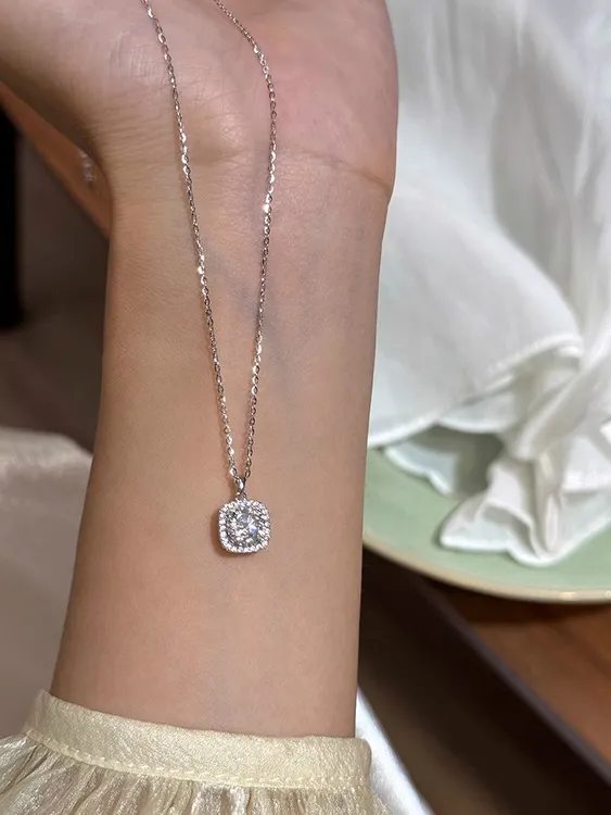 铜合金项链 轻奢闪钻方糖吊坠项链女夏季小众高级感锁骨链颈链潮 