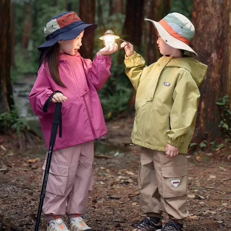 童装冲锋衣防风宝宝2025新款洋气小女孩夹克女童连帽上衣男童外套