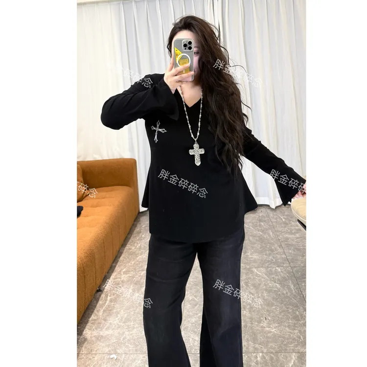 小蛮腰-胖mm大码女装V领辣妹风T恤秋季新款女打底衫十字架刺绣T恤