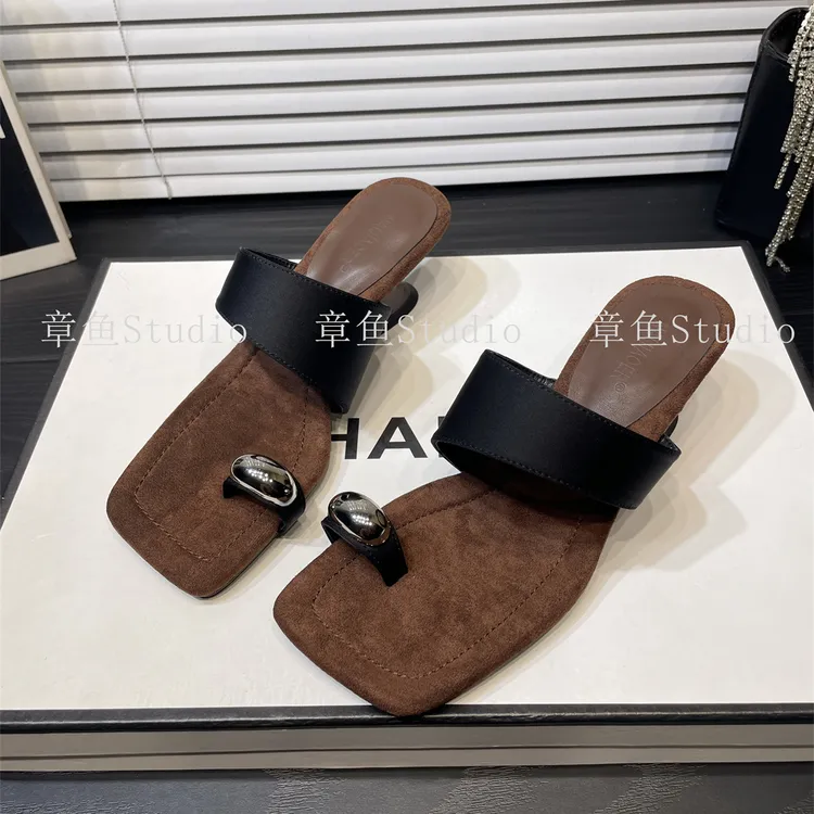 法式复古红色金属扣套趾凉拖鞋女方头坡跟罗马凉鞋复古绒面高跟鞋