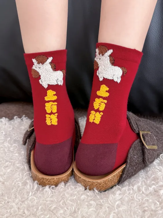 2026马年本命年大红新年袜子后跟植绒小马喜乐发中筒女棉袜鸿运袜