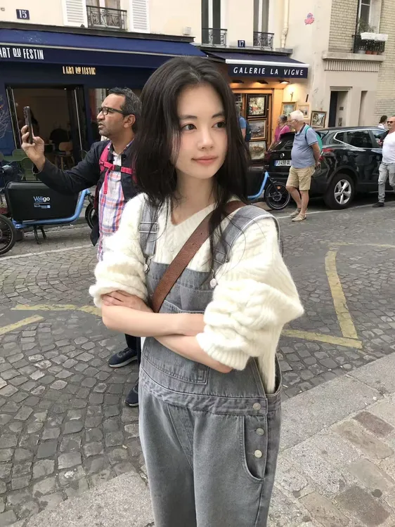 2025秋季新款韩湘子慵懒风针织宽松小针织衫毛衣女叠穿背带裤套装