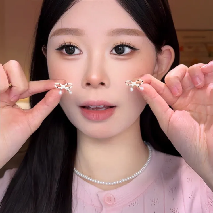 合金耳饰 奶系温柔白色波点蝴蝶结耳钉少女感秋冬百搭时尚耳环女