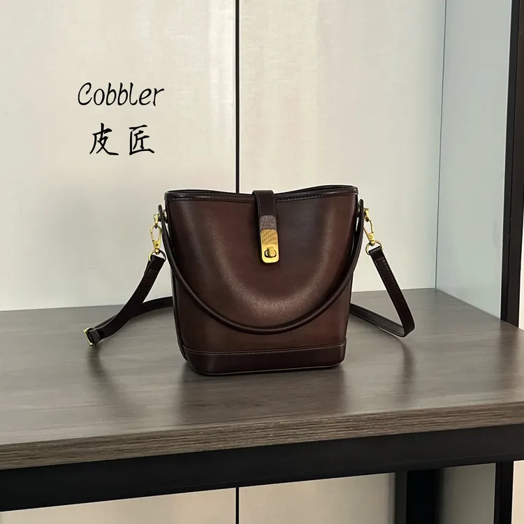 【皮先生】原创设计师款2096复古风拼色水桶手提斜挎休闲百搭女包包