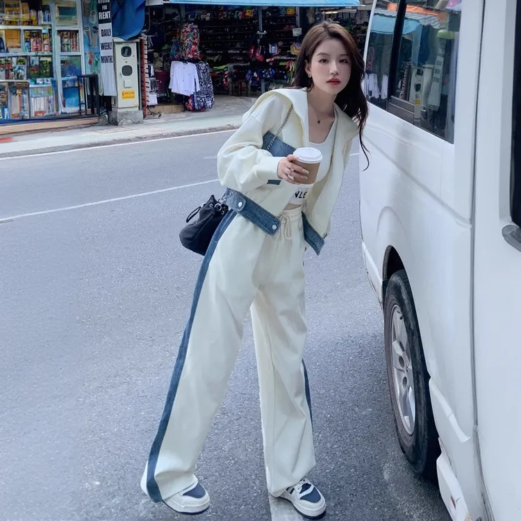 杏色牛仔拼接休闲运动套装女春秋新款两件套流行减龄学院风6002