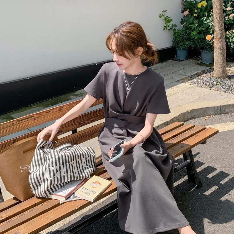 轻熟风设计感扭结收腰连衣裙女2025夏季新款灰色高级感气质长裙子