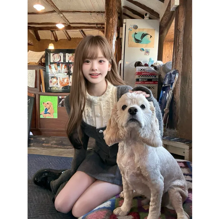 【巴黎恋书】2025秋季新款手工钉珠蝴蝶结毛衣上衣配撞色短裙套装女