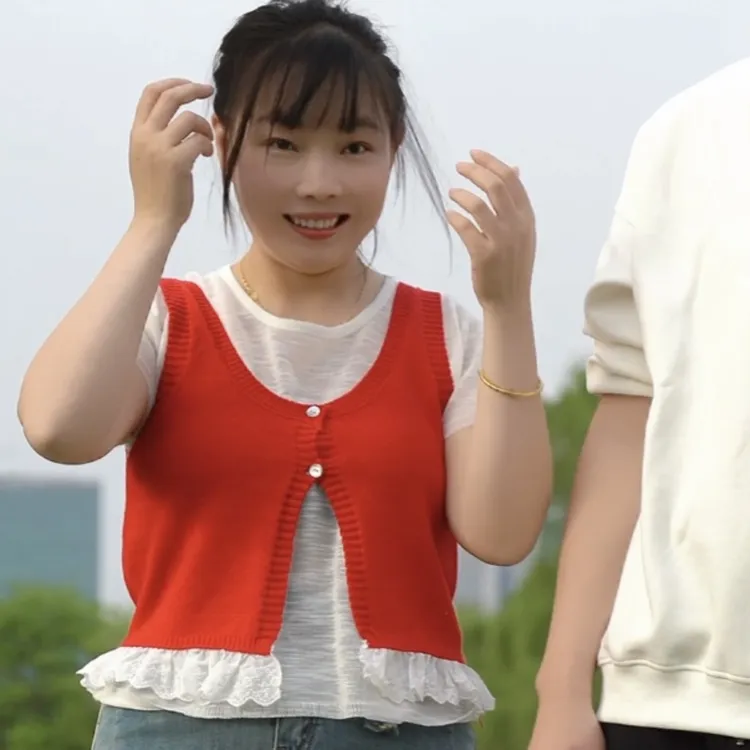 红马甲白色蕾丝衫牛仔裤套装