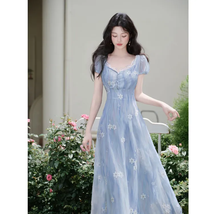 法式绝美浅蓝色连衣裙夏季2025新款高级感甜美气质温柔风碎花长裙