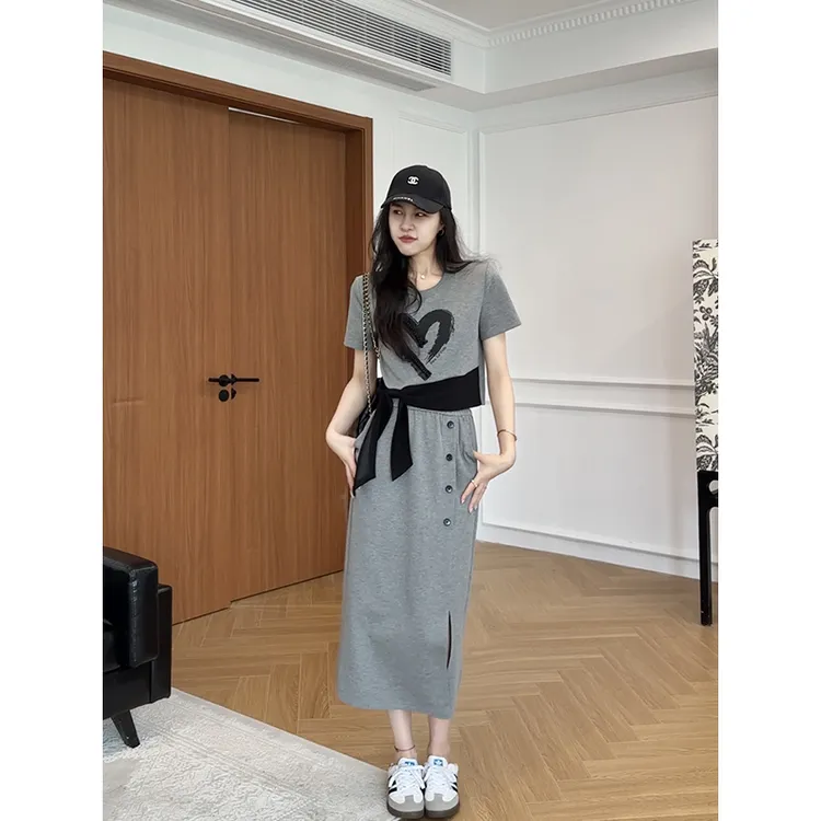 【现货】张阿星松弛休闲高级感爱心印花撞色拼接上衣+开叉直筒半裙 