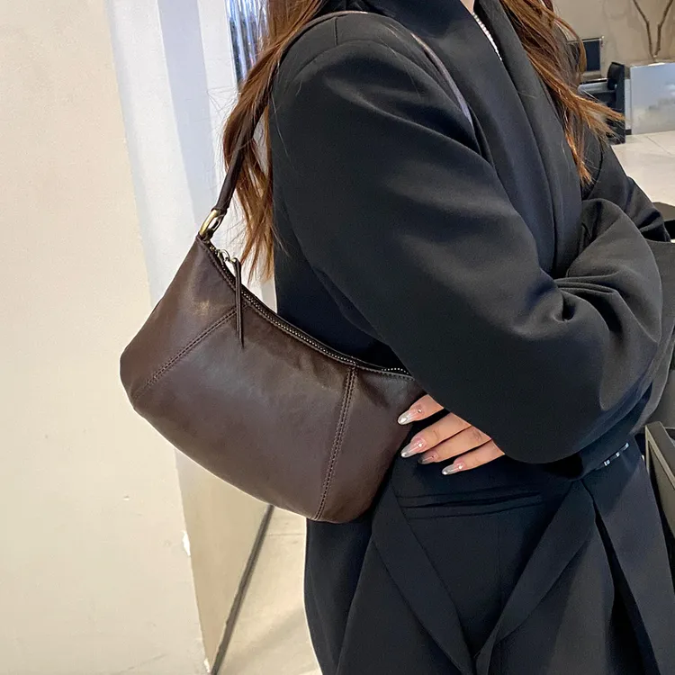 纯牛皮腋下单肩包女百搭2026春季新款真皮斜挎小包休闲包放折叠伞