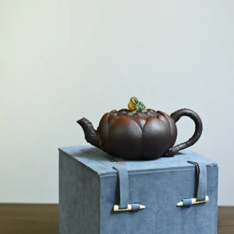 荷塘蛙趣·原创作品         /容量200cc紫泥 