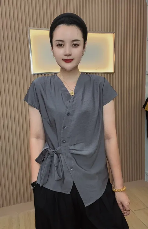 夏季新款时尚洋气纯色系带V领透气抗邹女士短袖上衣1868款
