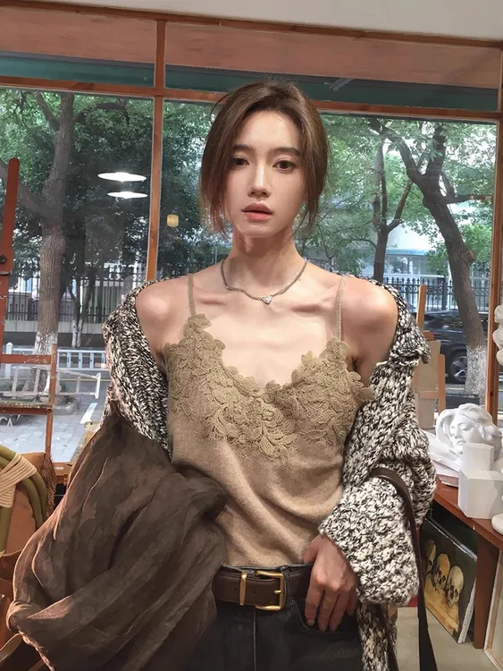 大码爆款蕾丝钩花针织吊带背心女秋冬季休闲显瘦打底内搭无袖上衣