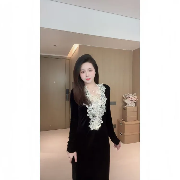 法式秋季V领蕾丝拼接连衣裙气质复古轻奢时尚显瘦