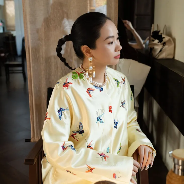 爱妃【蝶影 】杏黄色新中式气质时尚中国风蝴蝶刺绣暖春衬衫87371