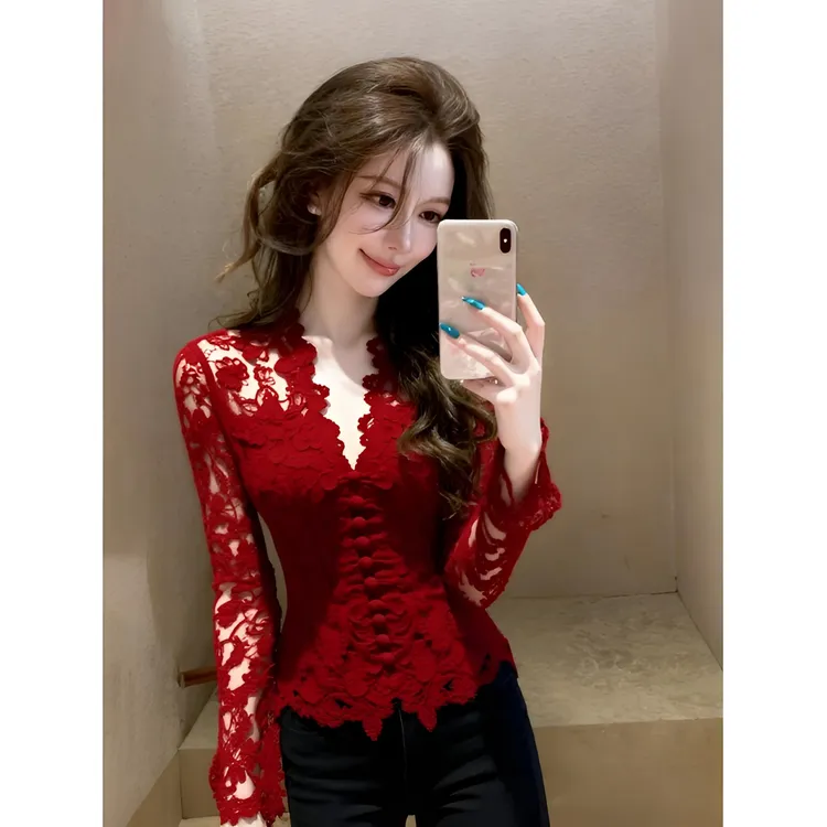 红色蕾丝打底衫2025新款冬气质轻奢高端超好看绝美本命年法式衬衫