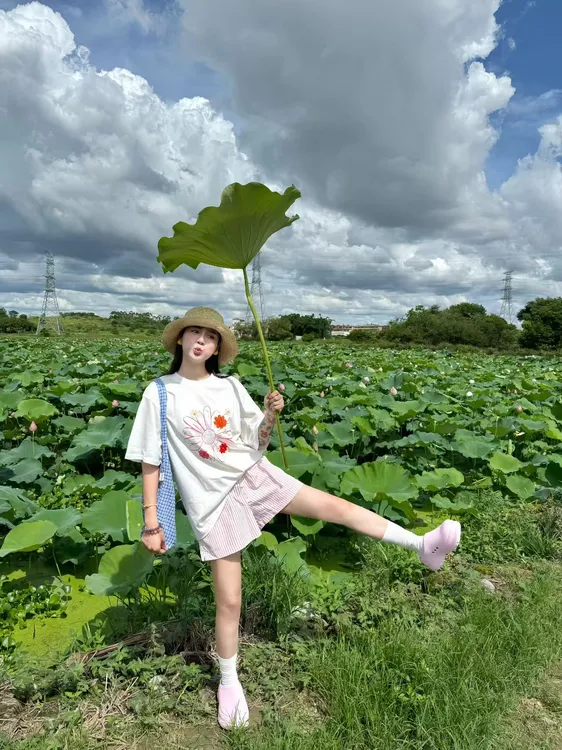 2025夏季新款韩系减龄小雏菊短袖印花T恤简约条纹短裤两件套装