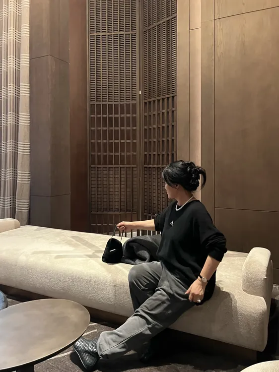 Fen姐【心里的阳光】时尚慵懒风卷边宽松圆领山羊绒针织上衣252405