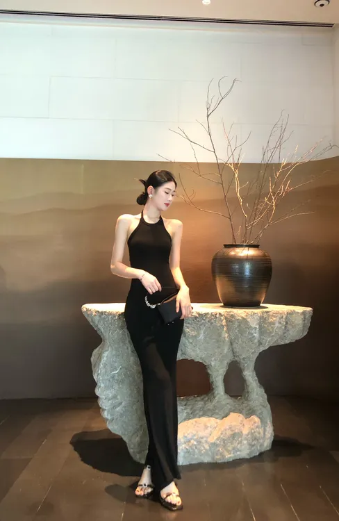 性感辣妹显身材吊带连衣裙女夏季黑色挂脖露背包臀裙海边度假长裙