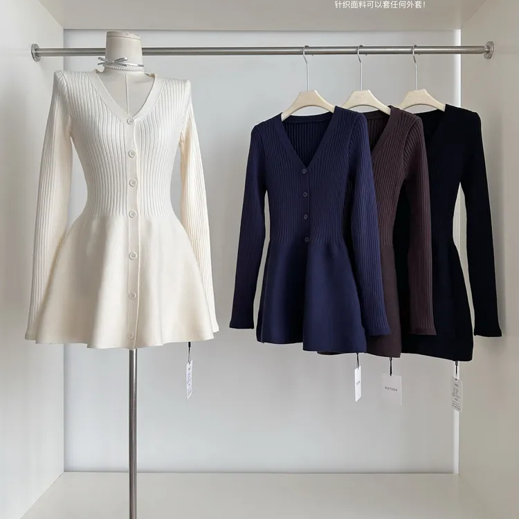 设计感辣妹V领内搭长袖针织连衣裙女秋季新款小个子收腰显瘦裙子
