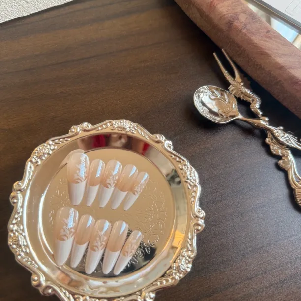 “极光白花”纯手工穿戴式冰透显白极光粉法式美甲甲片简约高级