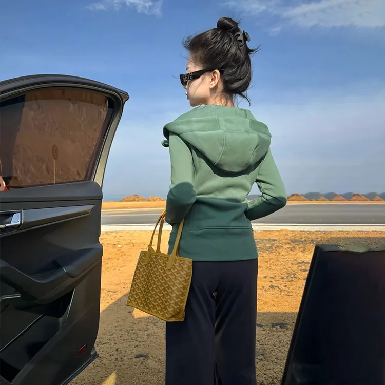 墨绿色修身连帽加绒加厚卫衣外套女秋冬爆款2025新款收腰显瘦上衣