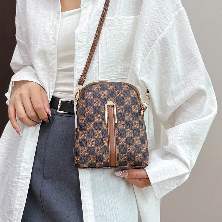 质感印花图案2024冬季新款时尚流行简约竖款斜挎手机单肩小方包