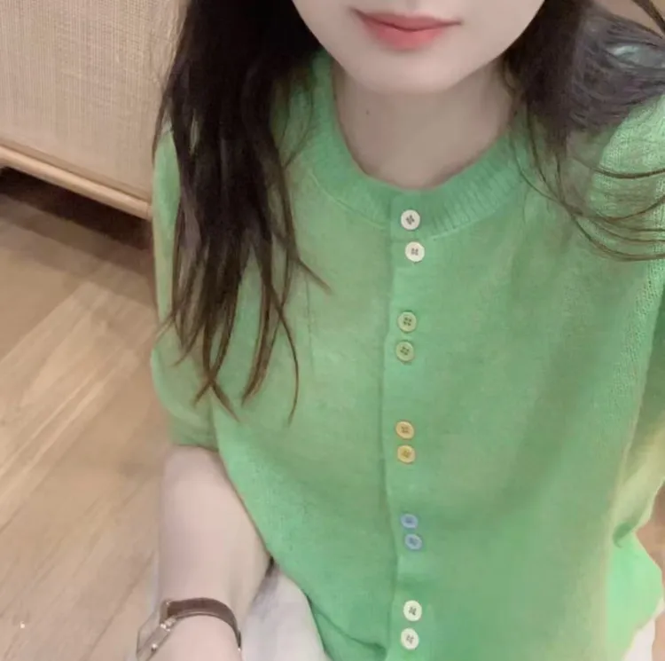 七言家巨好看！ins穿搭#初秋草木绿五彩扣短袖开衫