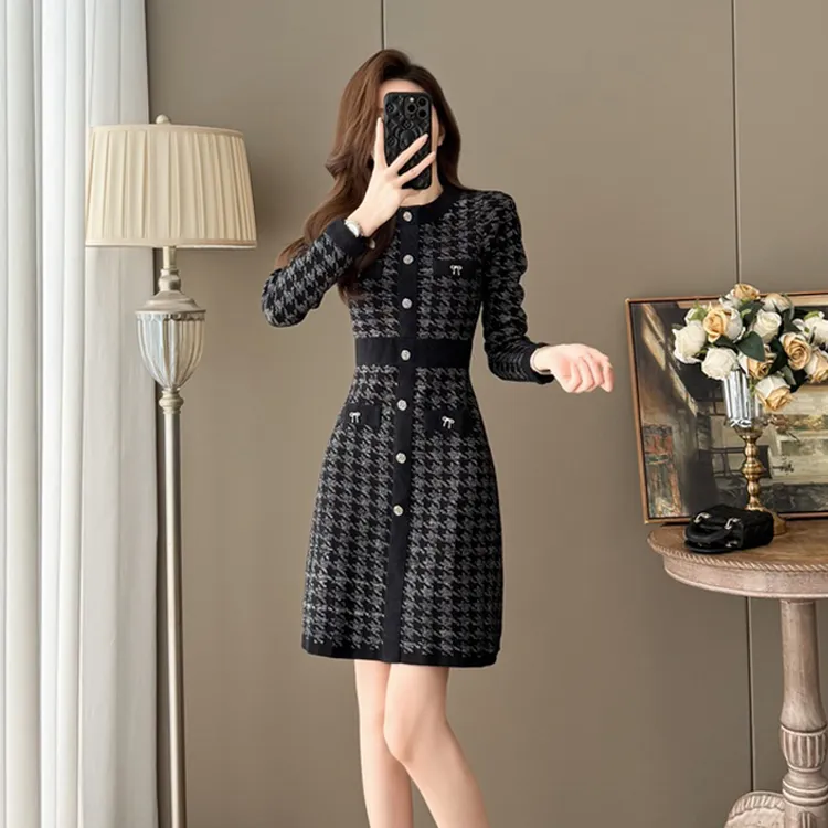 秋冬内搭连衣裙2025新款女装法式赫本风精致配大衣黑色针织裙裙子