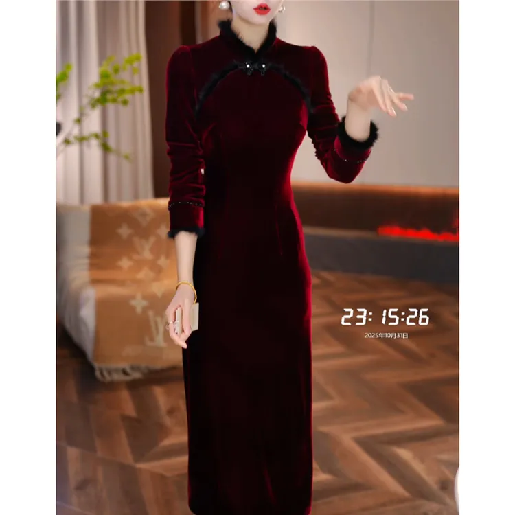 轻奢高雅真毛领丝绒连衣裙女2025秋冬新款女士气质显瘦修身中长裙