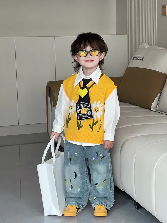 儿童春秋套装2025韩版男童新款毛衣马甲白色衬衫涂鸦牛仔裤三件套