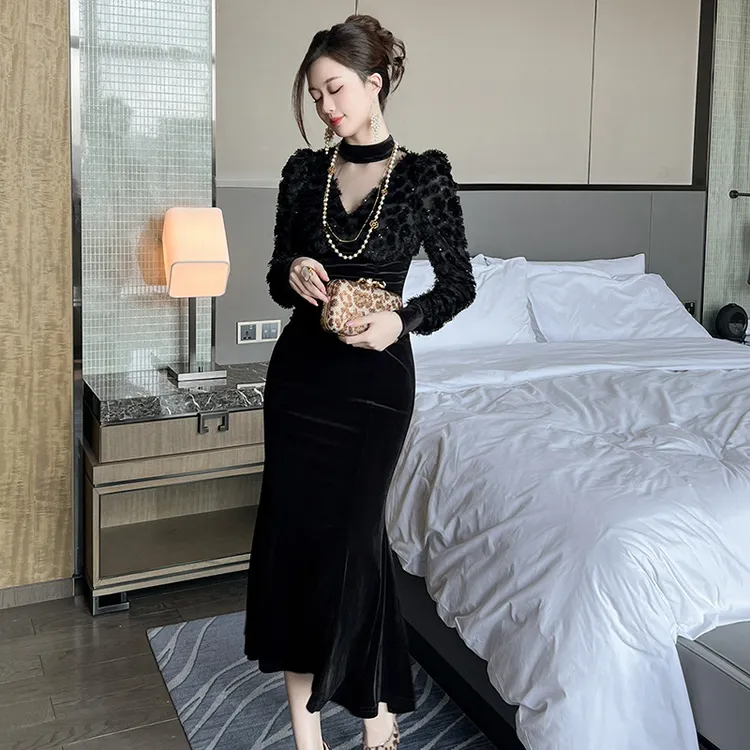 2025春装新款女装法式V领泡泡袖修身显瘦黑色丝绒鱼尾连衣裙80344