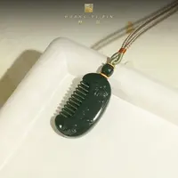 【凰一品】新疆和田玉塔青“梳子”吊坠18K金