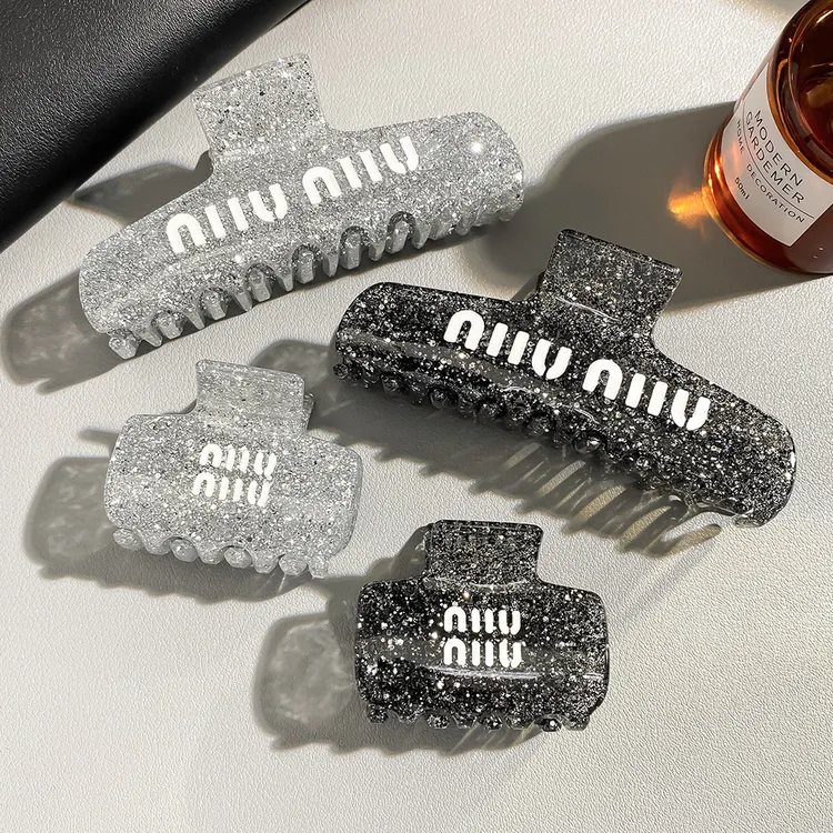 MM字母醋酸抓夹满天星亮片后脑勺小盘发鲨鱼夹高级感发夹发饰头饰