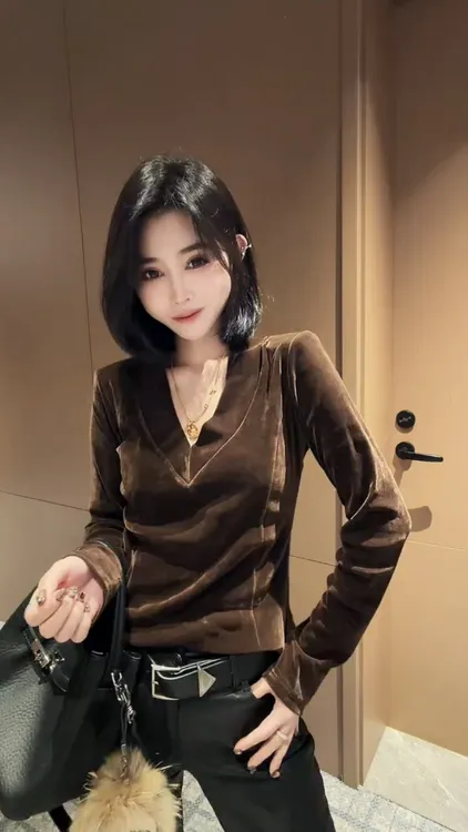 2025秋冬新款洋气V领长袖丝绒T恤女秋冬新款百搭修身显瘦打底上衣