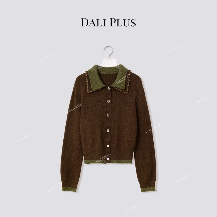 DALI PLUS“苏力羊驼毛”咖绿精致钉珠双层领针织衫-D5MM3091
