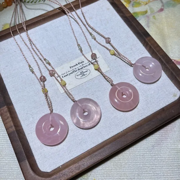 非金属锦纶吊坠 红藕粉平安扣搭配手工编绳（多样性发货）