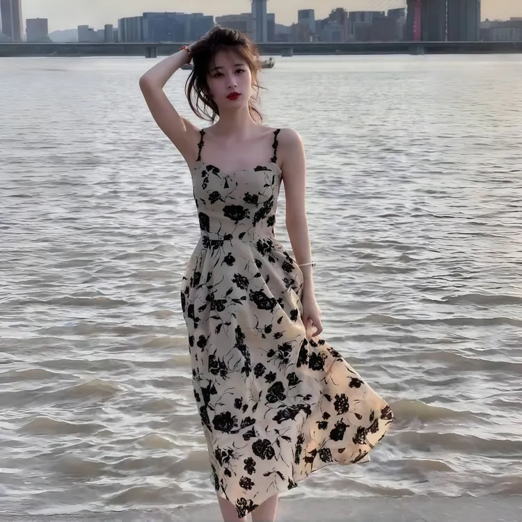 碎花吊带连衣裙女2025夏季新法式干枯玫瑰两件套休闲小碎花连衣裙