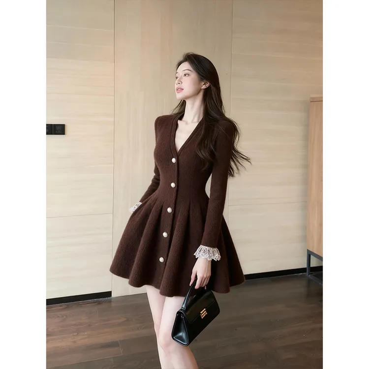 美拉德通勤棕色V领连衣裙女2025秋季新款复古气质高级感收腰短裙