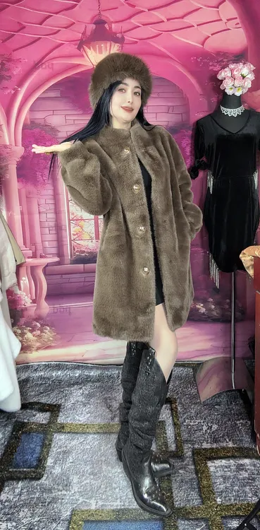 新疆包邮域美家爆款小金扣80长大衣（送帽子）