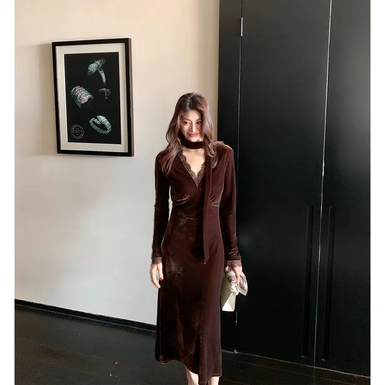 【ALONE SAVOR】龍喜儿 迭影 优雅蕾丝拼接绒感飘带连衣裙J432