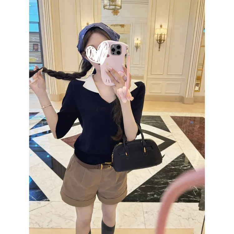 英区日常 早秋藏青撞色v领假两件中袖上衣女~卡其色短裤套装Y3091