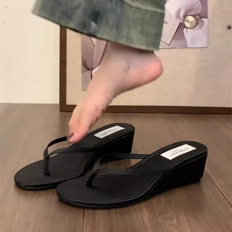高级感黑色夹趾人字拖鞋女2025夏季新款法式休闲百搭坡跟厚底凉拖