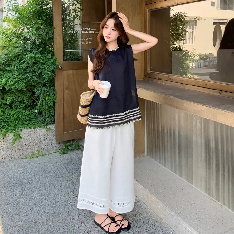 大方得体穿搭一整套夏季藏青色无袖上衣蕾丝拼接白色阔腿裤两件套